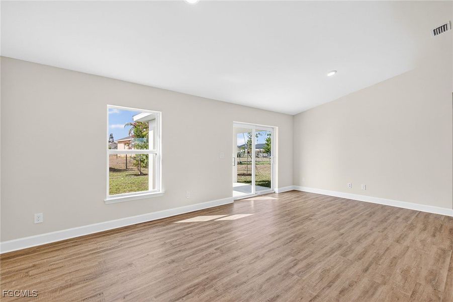 Spacious, unfurnished interior of a new home in Cape Coral, Cape Coral (Image 18).