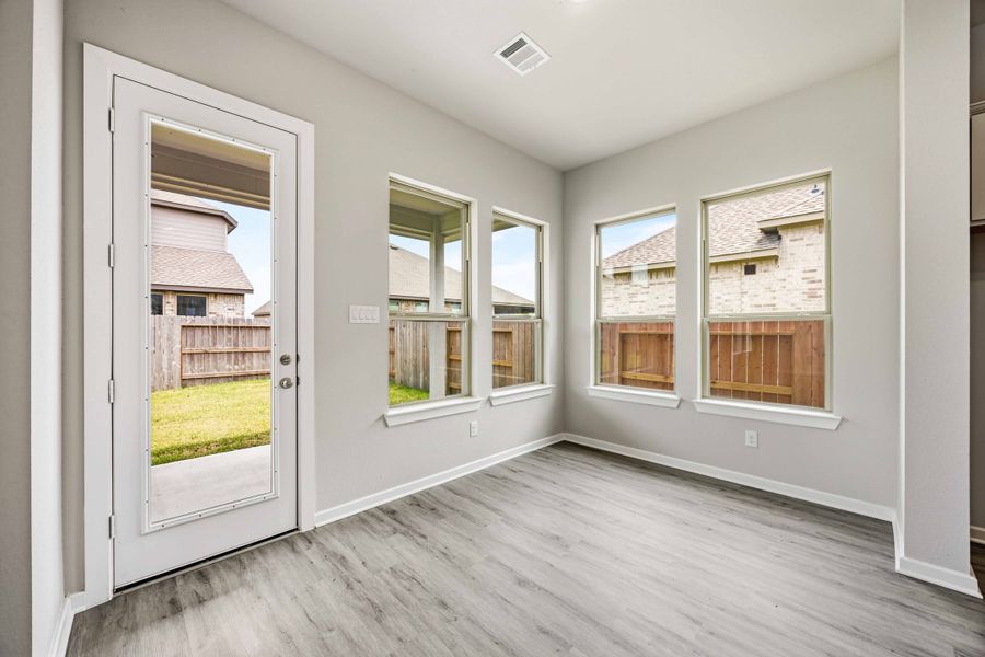 Spacious, unfurnished interior of a new home in Canterra Creek  60', Rosharon (Image 27).