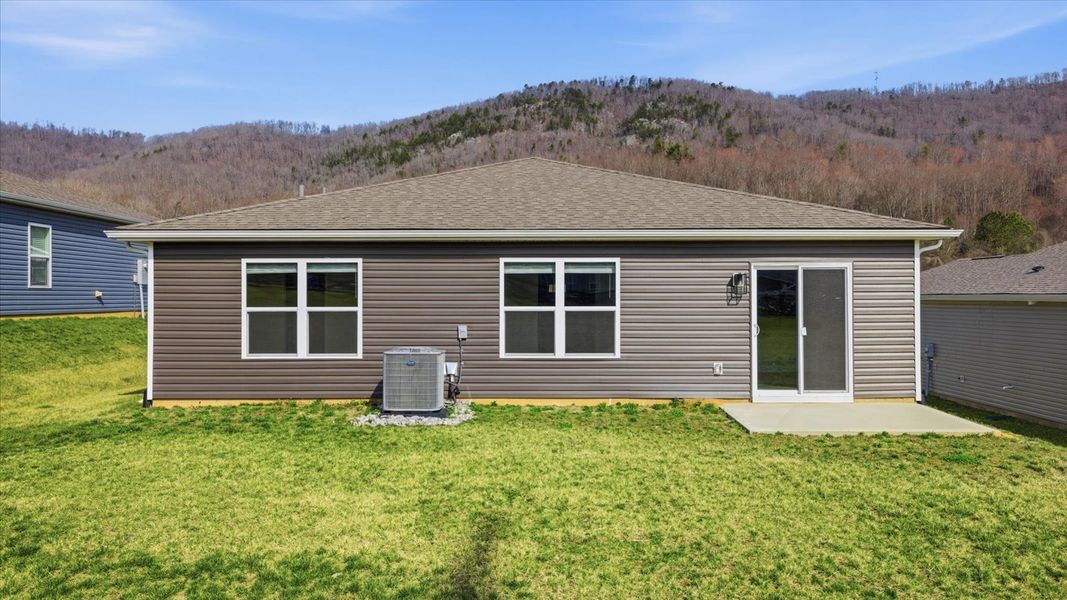 Exterior details and patio area of a home in Emory Creek, Harriman (Image 3).