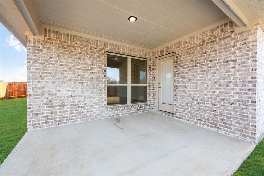 Exterior details and patio area of a home in El Dorado, Granbury (Image 25).