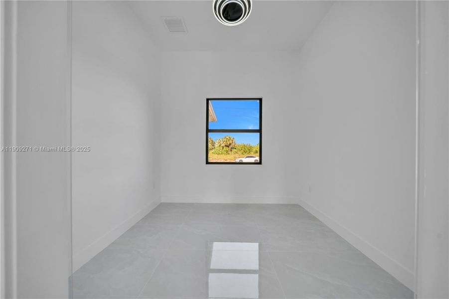 Spacious, unfurnished interior of a new home in , Lehigh Acres (Image 12).