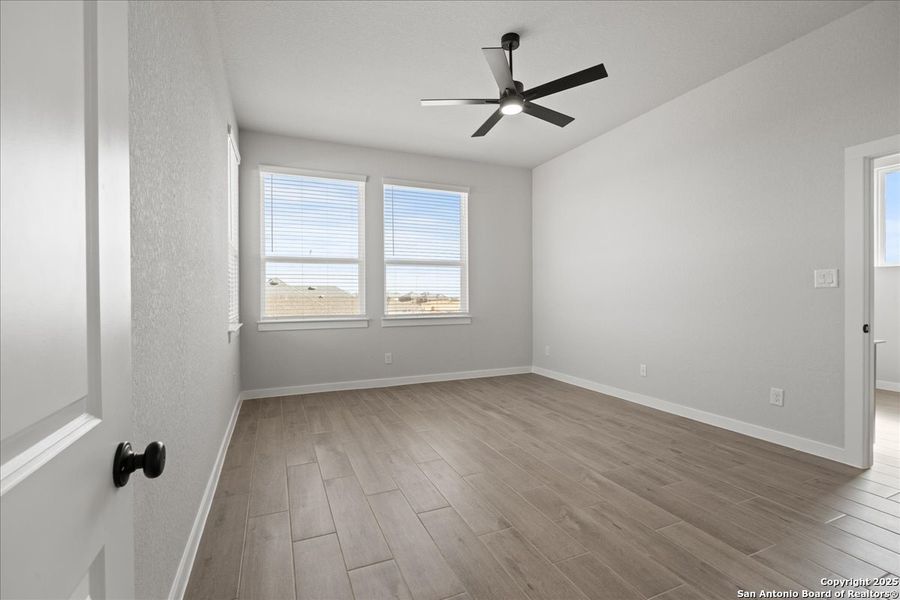 Spacious, unfurnished interior of a new home in Meyer Ranch, New Braunfels (Image 15).
