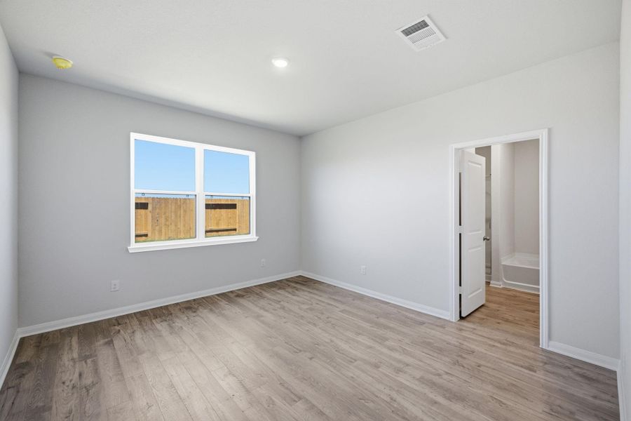 Spacious, unfurnished interior of a new home in , Rosenberg (Image 13).