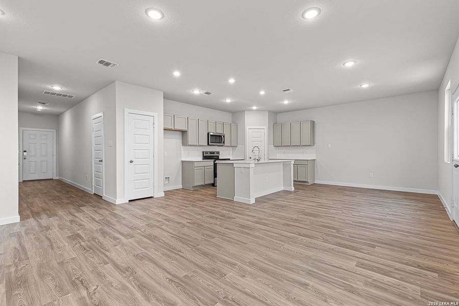 Spacious, unfurnished interior of a new home in Hacienda, San Antonio (Image 13).