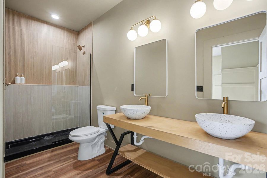 Primary en suite bathroom