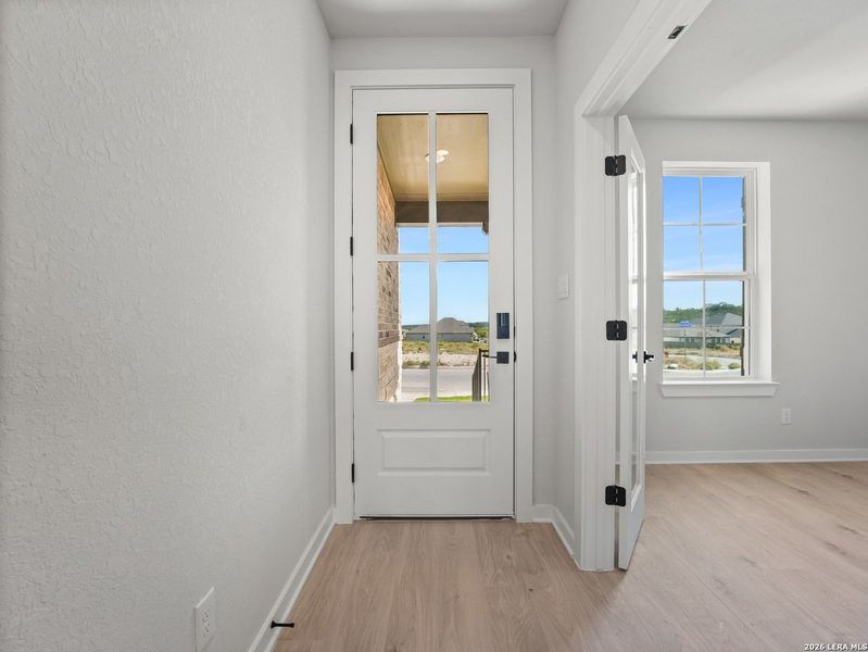 Spacious, unfurnished interior of a new home in Hunter's Ranch, San Antonio (Image 24).