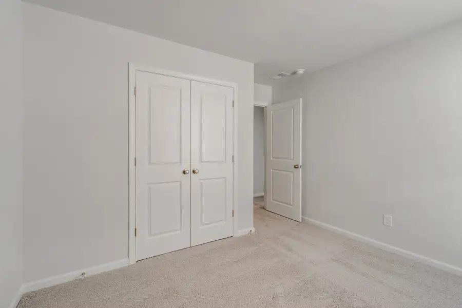 Spacious, unfurnished interior of a new home in Bluefield, Lexington (Image 28).