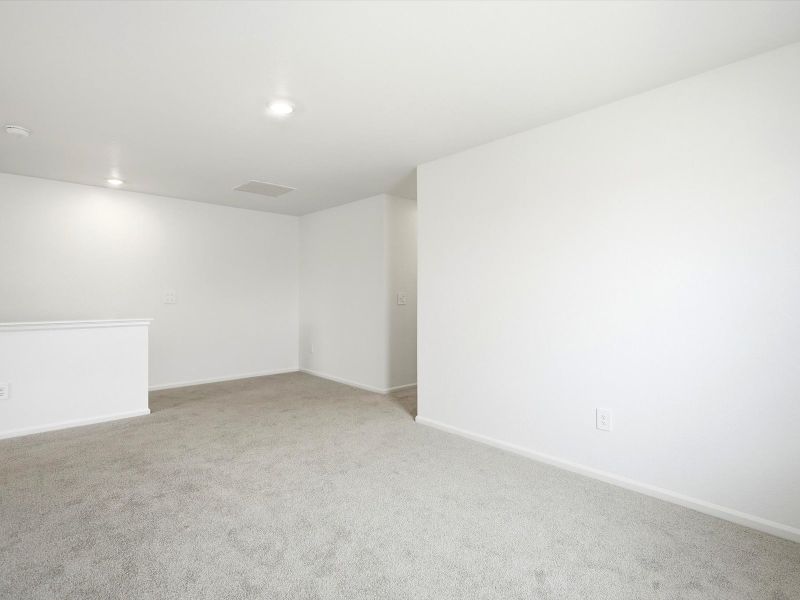 Spacious, unfurnished interior of a new home in Skyview at High Point, Aurora (Image 11).