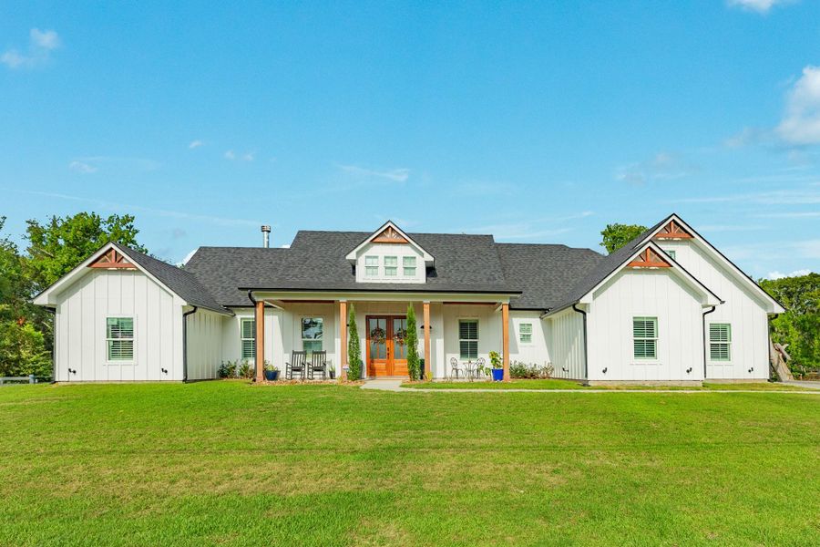 Exterior details and patio area of a home in , Angleton (Image 4).