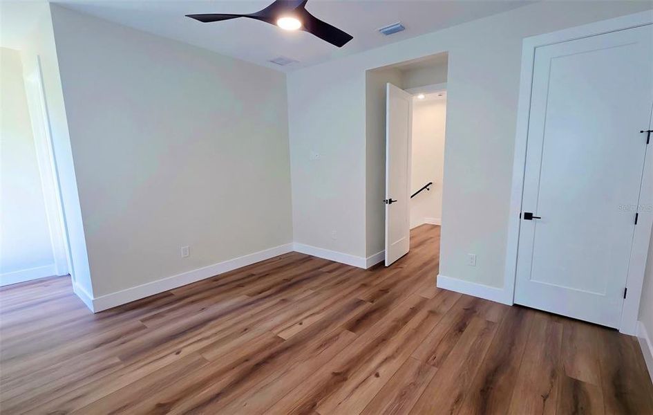 Spacious, unfurnished interior of a new home in , Sarasota (Image 26).