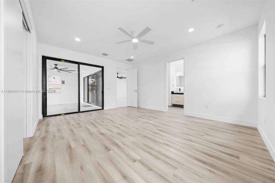 Spacious, unfurnished interior of a new home in , Palm Bay (Image 27).