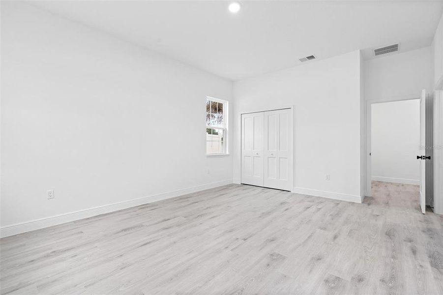 Spacious, unfurnished interior of a new home in , Ocala (Image 34).
