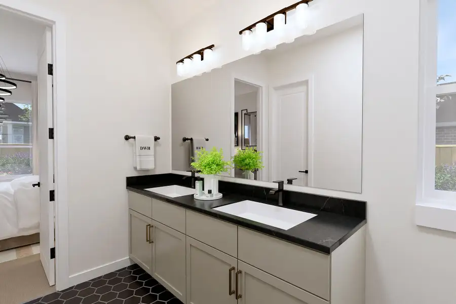 The Edinburgh - Owner's Bath