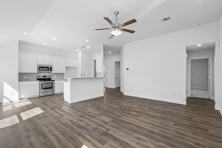 Representative unfurnished interior of a home built from the Hanover by Cheldan Homes in Craftsmen's Corner, Cleburne (Image 51).