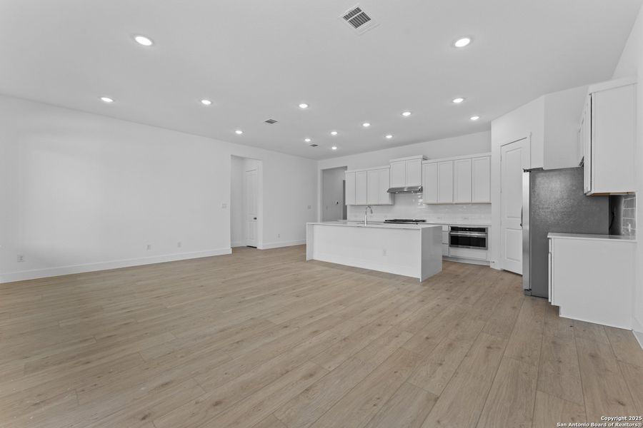 Spacious, unfurnished interior of a new home in , New Braunfels (Image 18).