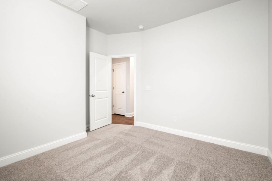 Spacious, unfurnished interior of a new home in Waterways, Richmond Hill (Image 13).