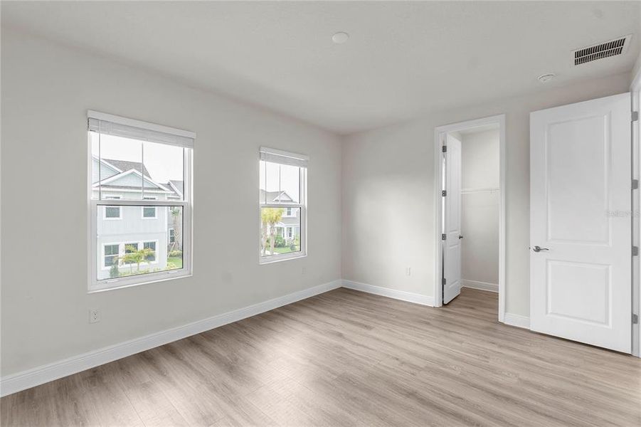 Spacious, unfurnished interior of a new home in , Sarasota (Image 13).