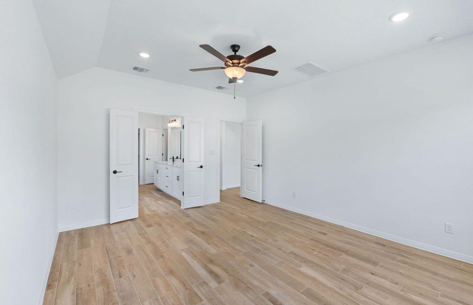 Spacious, unfurnished interior of a new home in Crescent Bluff, Georgetown (Image 14).