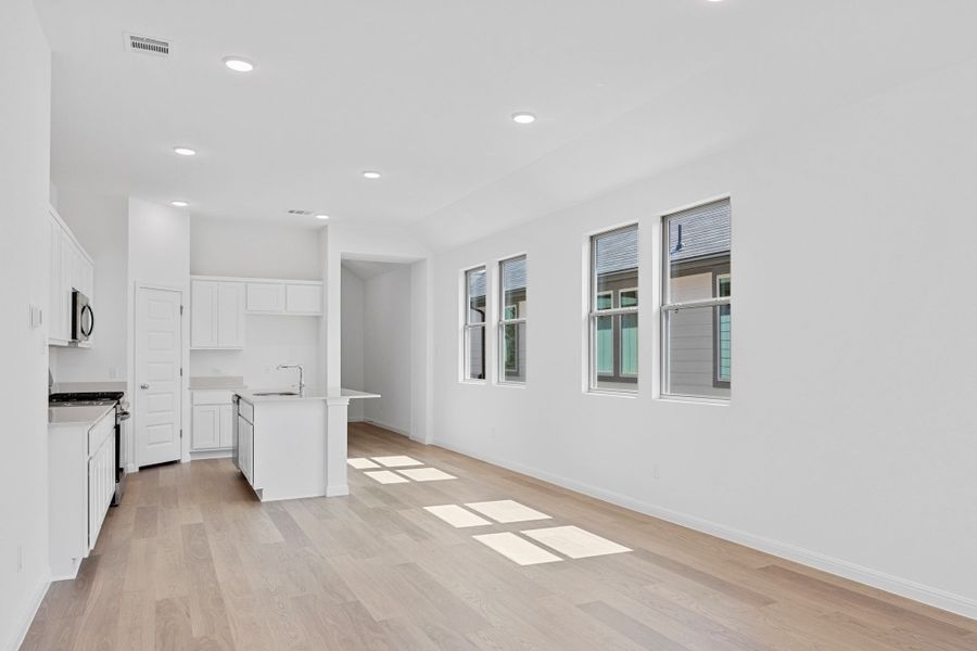 Spacious, unfurnished interior of a new home in Trinity Ranch, Elgin (Image 16).