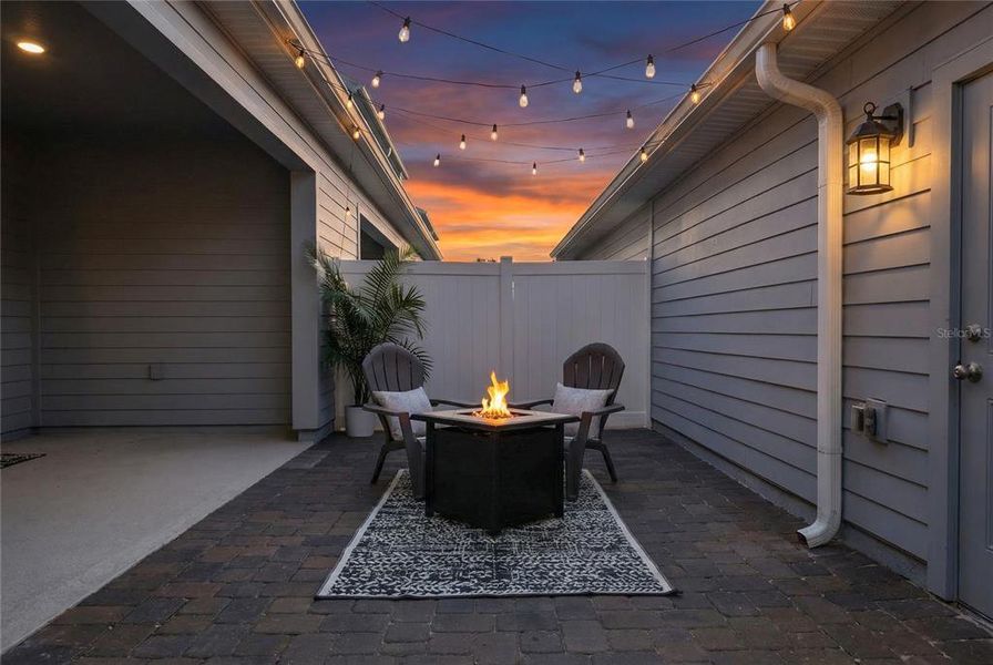 Exterior details and patio area of a home in Aulin Square, Oviedo (Image 28).