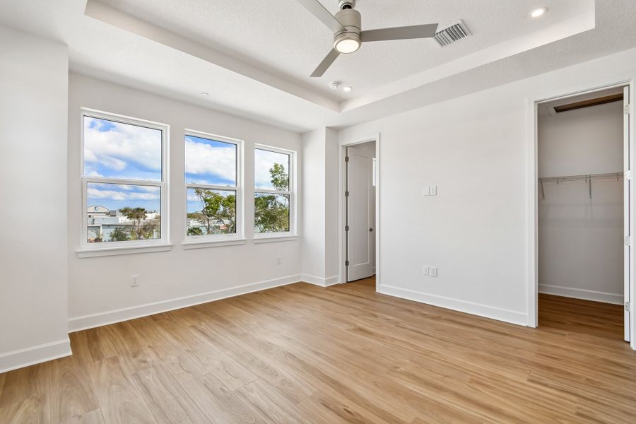 Spacious, unfurnished interior of a new home in EvenTide, New Smyrna Beach (Image 14).
