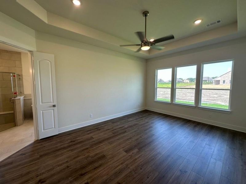 Spacious, unfurnished interior of a new home in , Leonard (Image 22).