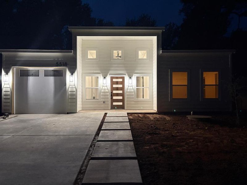Exterior details and patio area of a home in , Granbury (Image 3).