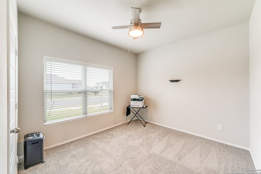 Spacious, unfurnished interior of a new home in Legend Pond, New Braunfels (Image 22).