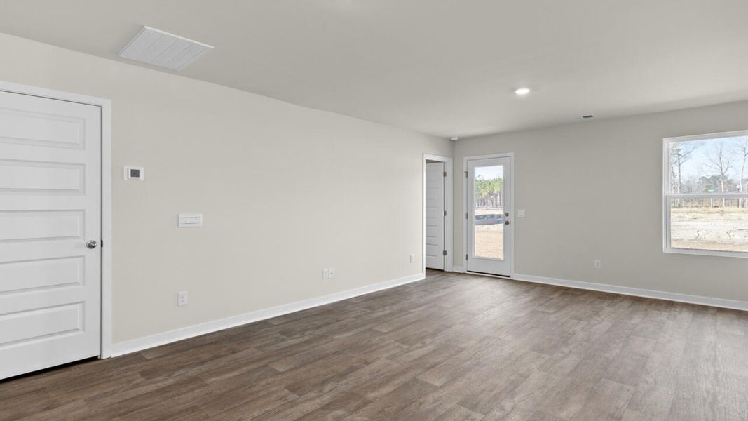 Spacious, unfurnished interior of a new home in Eagle Creek, Bolivia (Image 12).