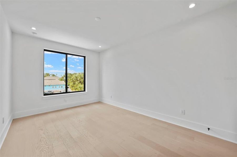 Spacious, unfurnished interior of a new home in , Tampa (Image 35).