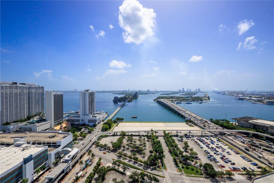 Condo located in Miami, FL showcasing its design and architecture (Image 5).