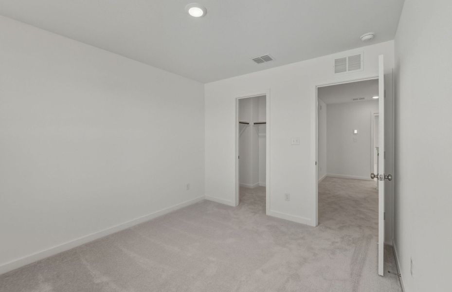 Spacious, unfurnished interior of a new home in Sunfield, Buda (Image 32).