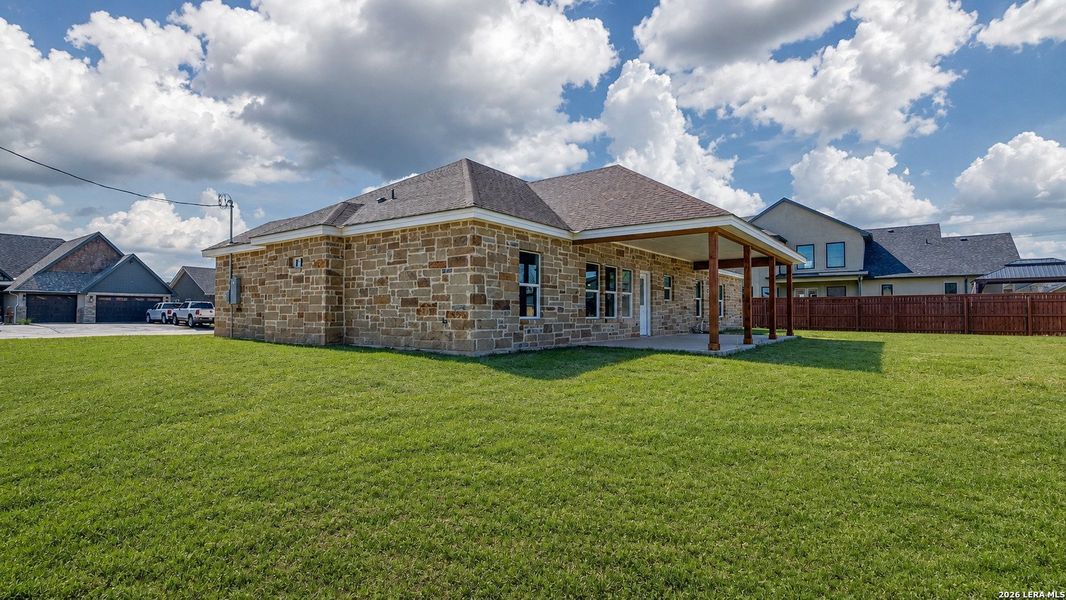 Exterior details and patio area of a home in , Uvalde (Image 3).