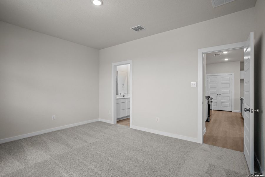 Spacious, unfurnished interior of a new home in Mesa Vista, San Antonio (Image 20).