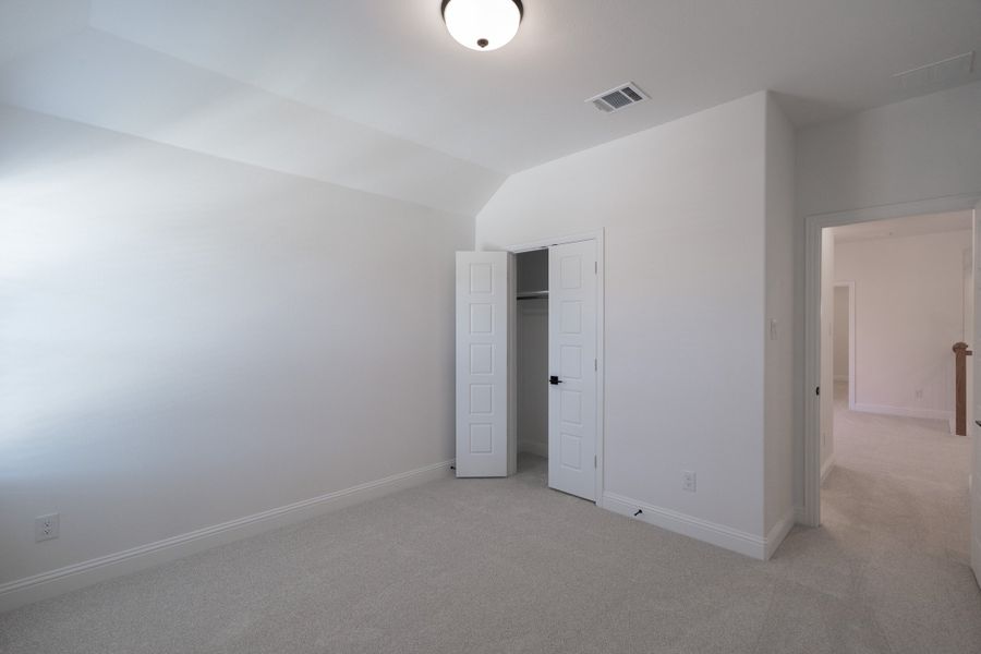 Spacious, unfurnished interior of a new home in Valencia on the Lake, Little Elm (Image 32).