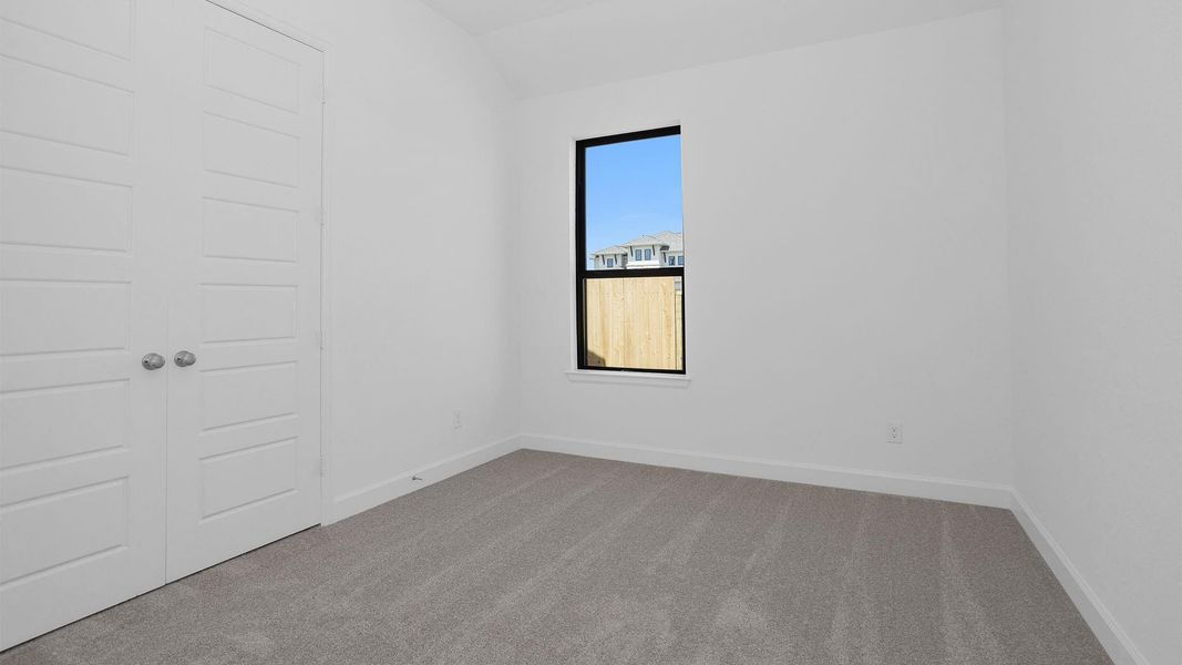 Spacious, unfurnished interior of a new home in Lakes of Cane Island, Katy (Image 6).