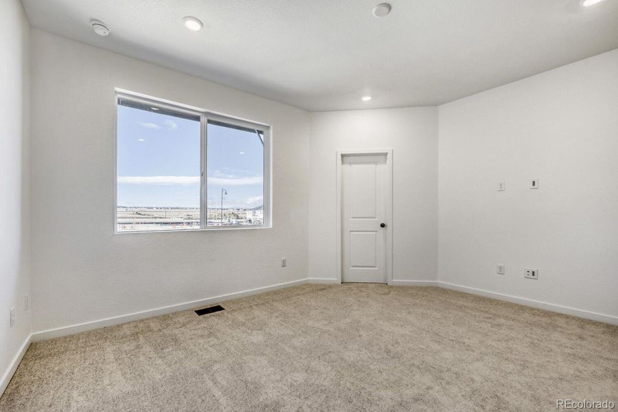 Spacious, unfurnished interior of a new home in Parterre, Thornton (Image 11).