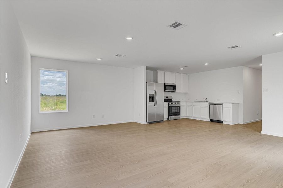 Spacious, unfurnished interior of a new home in Santa Fe Village, Cleveland (Image 24).