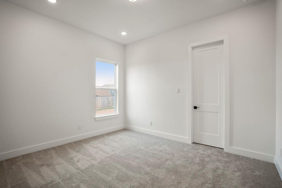 Spacious, unfurnished interior of a new home in Magnolia Bend, Rosharon (Image 28).
