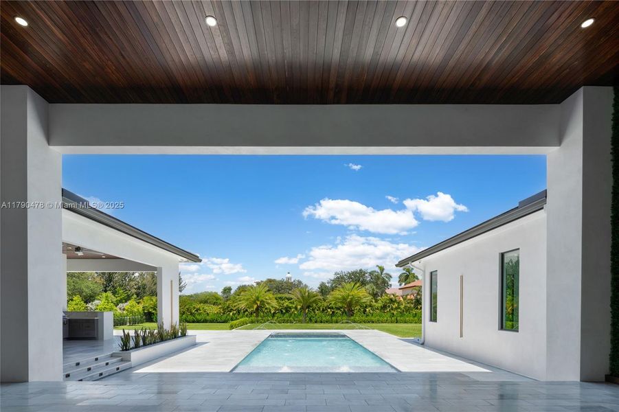 Spacious, unfurnished interior of a new home in , Plantation (Image 30).