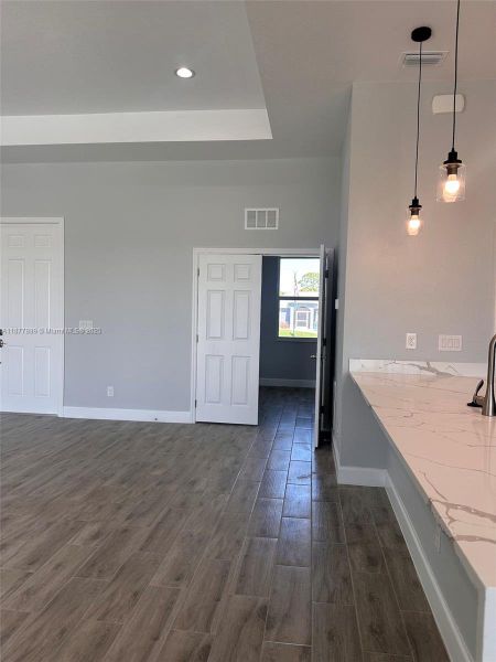 Spacious, unfurnished interior of a new home in , Cape Coral (Image 13).