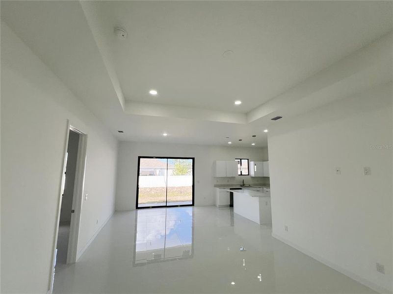 Spacious, unfurnished interior of a new home in , Cape Coral (Image 14).