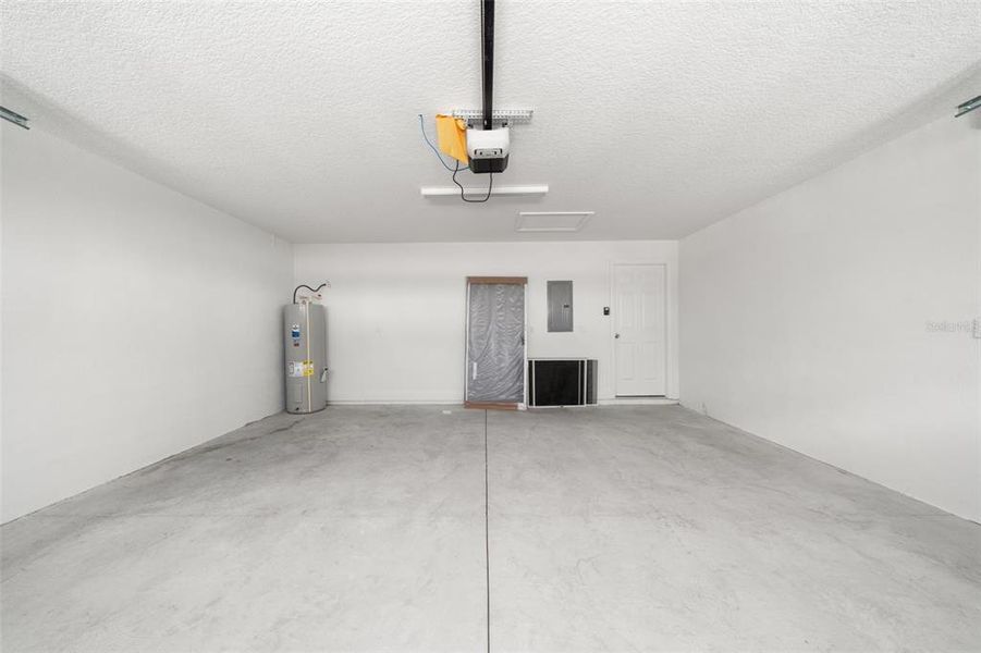 Spacious, unfurnished interior of a new home in , Sebring (Image 43).