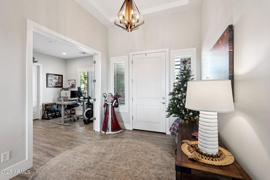 Foyer w/Tray Ceiling Foyer w/Tray Ceiling