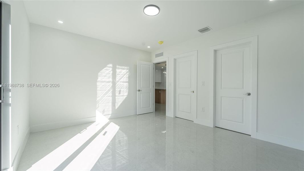 Spacious, unfurnished interior of a new home in , Miami (Image 24).