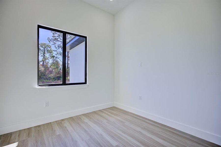 Spacious, unfurnished interior of a new home in , Sebring (Image 7).