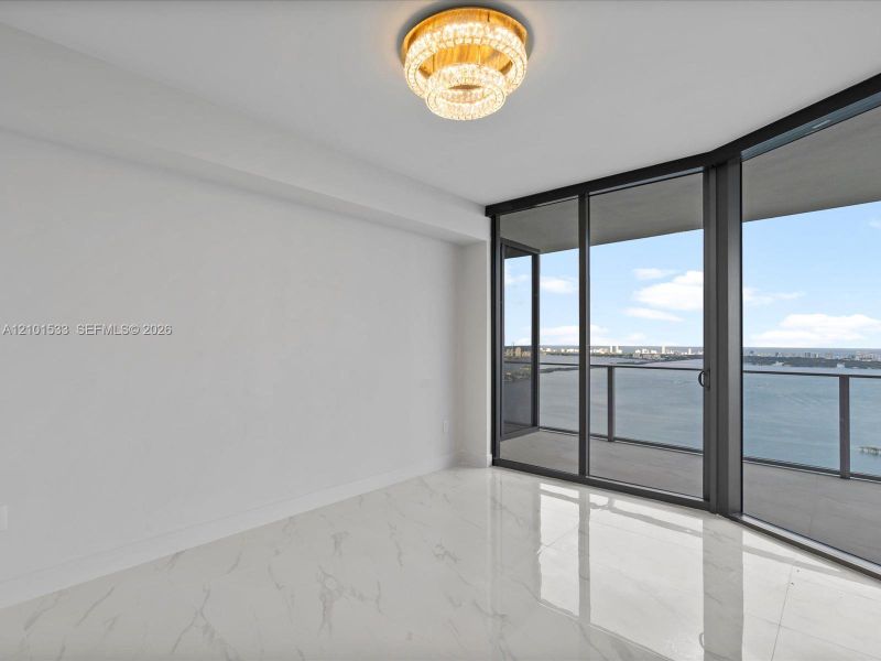 Spacious, unfurnished interior of a new home in Aria Reserve, Miami (Image 35).