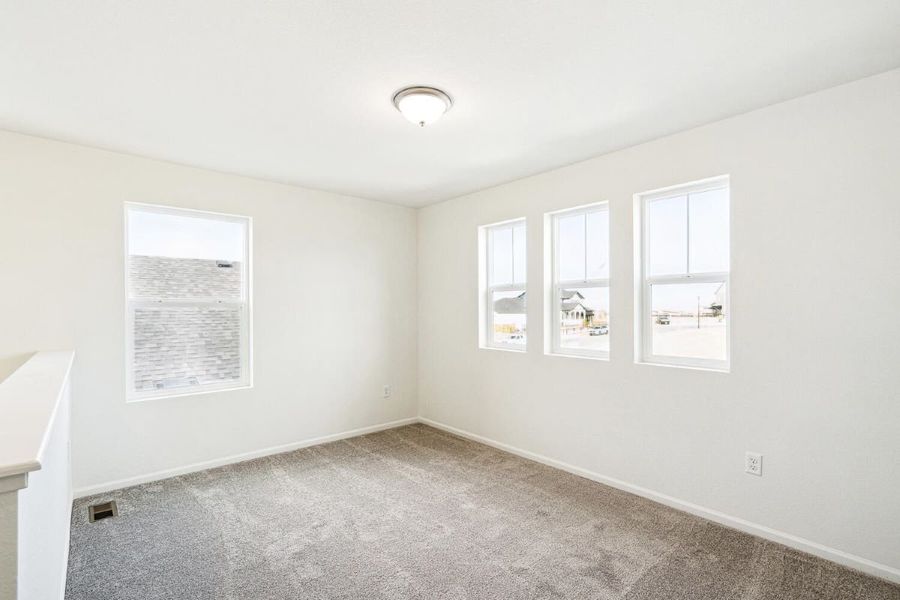 Spacious, unfurnished interior of a new home in Turnberry, Commerce City (Image 6).