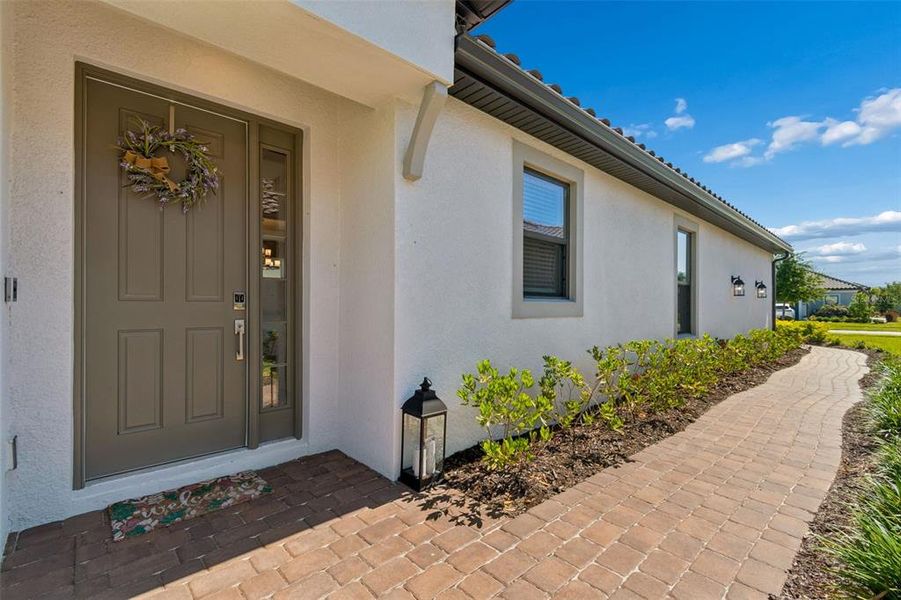 Exterior details and patio area of a home in , Wesley Chapel (Image 4).