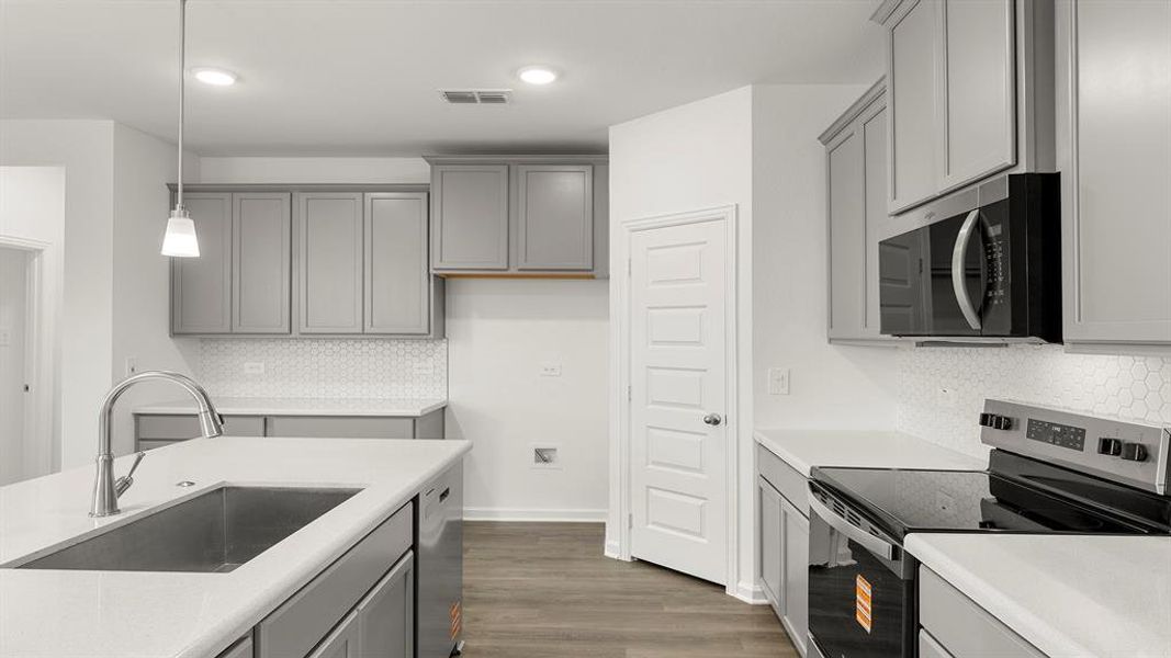 08. 1716 Edgeway - Kitchen (3)